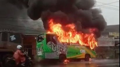 Diduga Konsleting Arus Listrik, Bus Trans Metro Deli Terbakar