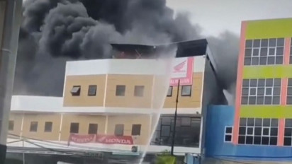 Sebuah Dealer Kendaraan di Bekasi Kebakaran