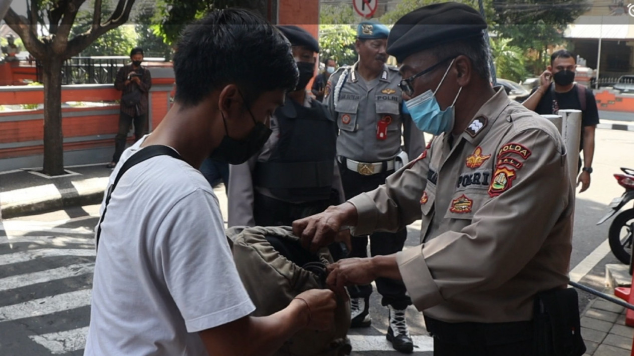 Pasca Bom Bunuh Diri di Bandung, Polda Bali Perketat Pengamanan Nataru, Terjunkan 2291 Personil
            - galeri foto
