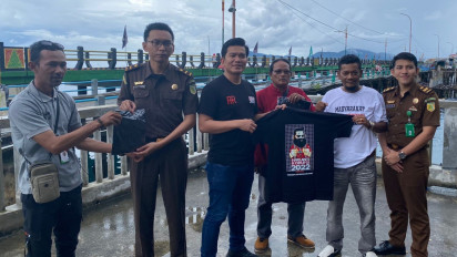 Peringatan Hari Anti Korupsi Sedunia di Anambas Dirayakan dengan Bagi-bagi Kaos Bergambar Koruptor di Penjara
