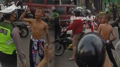 Edan! Seorang Aremania Tak Pakai Baju Ngamuk, Memaki dan Tunjuk-tunjuk Polisi, Kata-kata Kasar Diucap