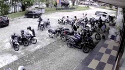 Curi Motor di Siang Bolong, Aksi Pelaku Ini Terekam CCTV