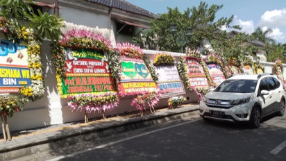 Ratusan Karangan Bunga Untuk Kaesang-Erina Berjejer di Area Pura Mangkunegaran