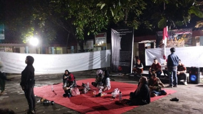 Memilukan, Beredar Kabar SDN Pocin 1 akan Digusur, Orang Tua Siswa Menginap di Sekolah