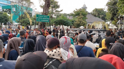 Warga Penuhi Loji Gandrung dan Jalan Slamet Riyadi, Ingin Lihat Prosesi Adat dan Kirab Kaesang-Erina