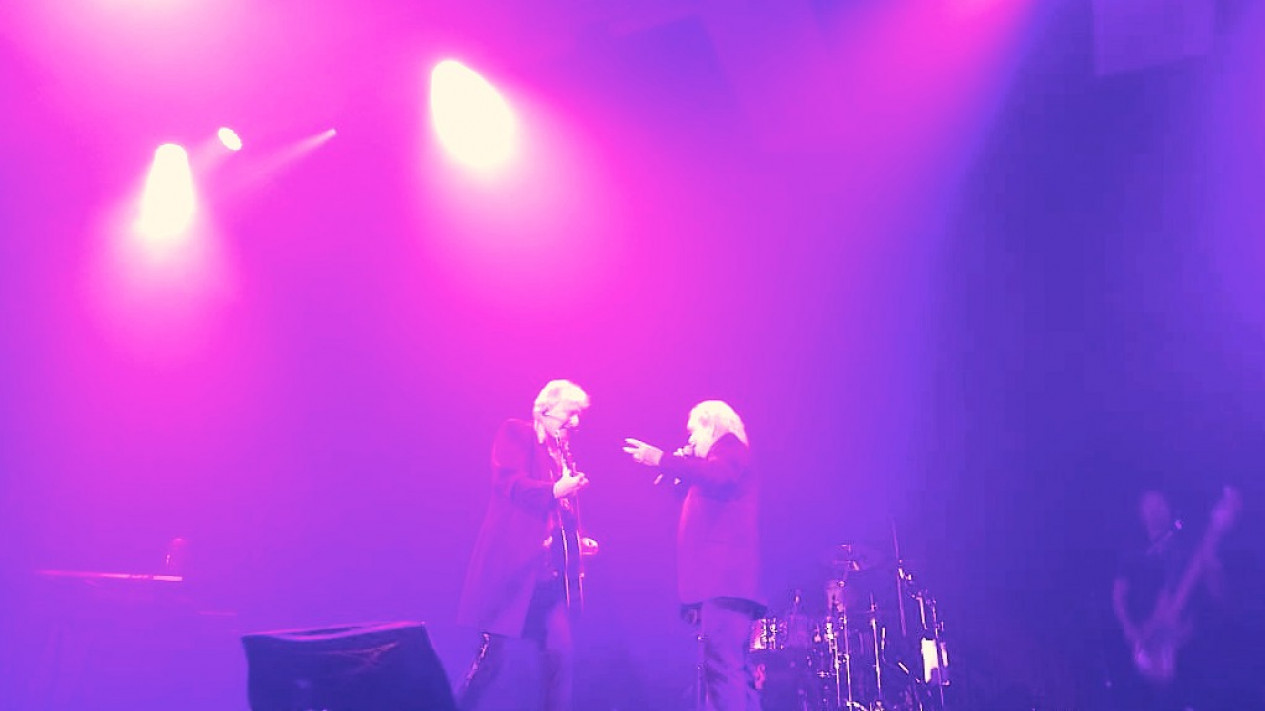 Air Supply Sukses Berikan Kejutan di Konser Jakarta
            - galeri foto