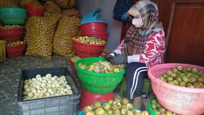 Jelang Nataru, Produsen Keripik Buah Apel Batu Kebanjiran Pesanan