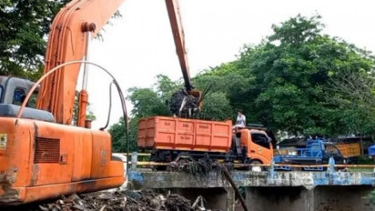 100 Ton Sampah yang Menumpuk di Aliran Kali Jambe Bekasi Diangkut