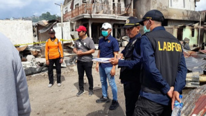 Tim Puslabfor Polri Olah TKP Kebakaran Pasar Mardika Ambon