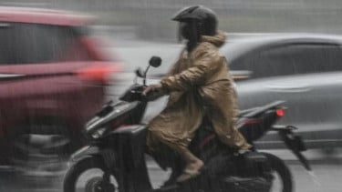 Hujan Guyur Jakarta, Banjir Setinggi 70 Cm Rendam Jalan DI Panjaitan Bikin Macet Mengular hingga Cawang