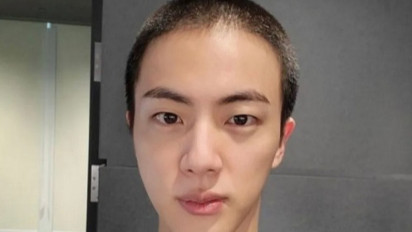 Jin BTS Pamerkan Gaya Rambut Terbarunya Sebelum Wamil
