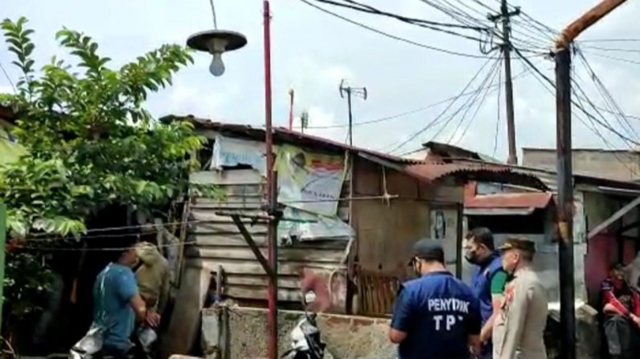 Densus 88 Geledah Rumah Terduga Teroris Bom Astanaanyar Lainya di Bandung
            - galeri foto