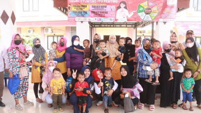 Kejar Penurunan Stunting di Kabupaten Mojokerto, Bupati Ikfina Salurkan BLT DBHCHT ke 143 Keluarga Balita