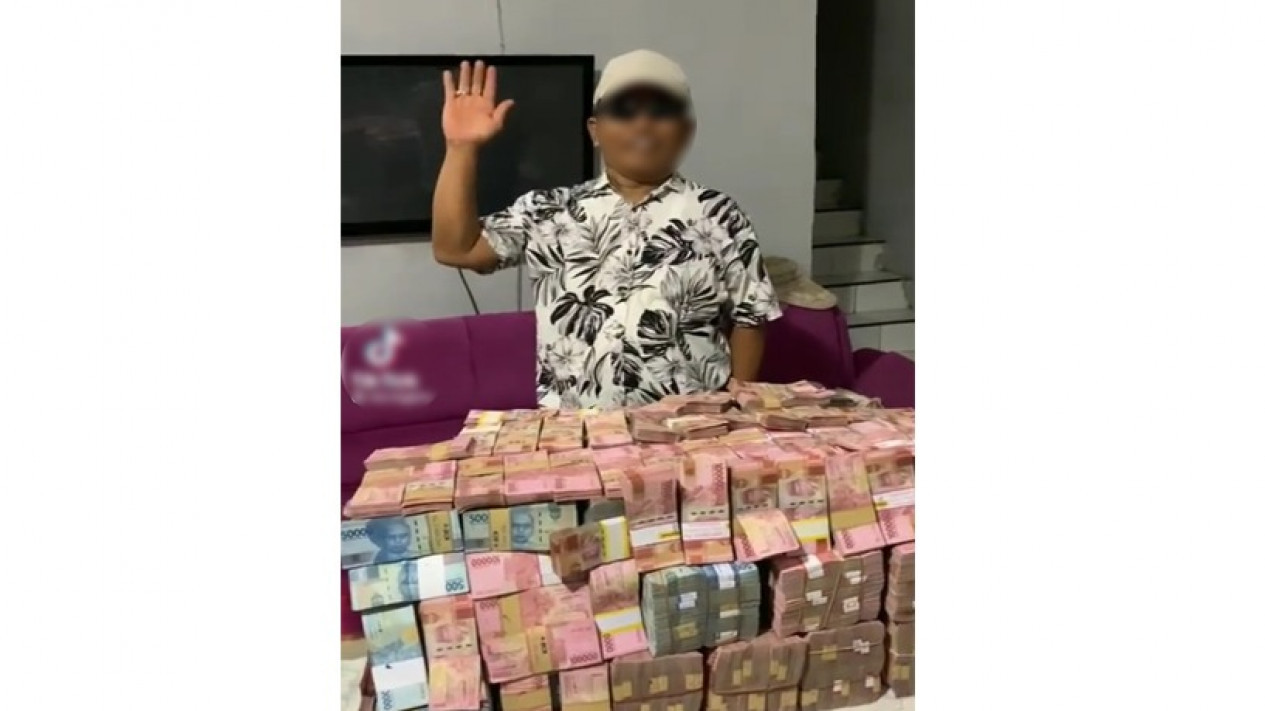 Viral, Anggota Staf Ahli Kantor Bupati Deliserdang, Pamer Uang Puluhan Milyar
            - galeri foto