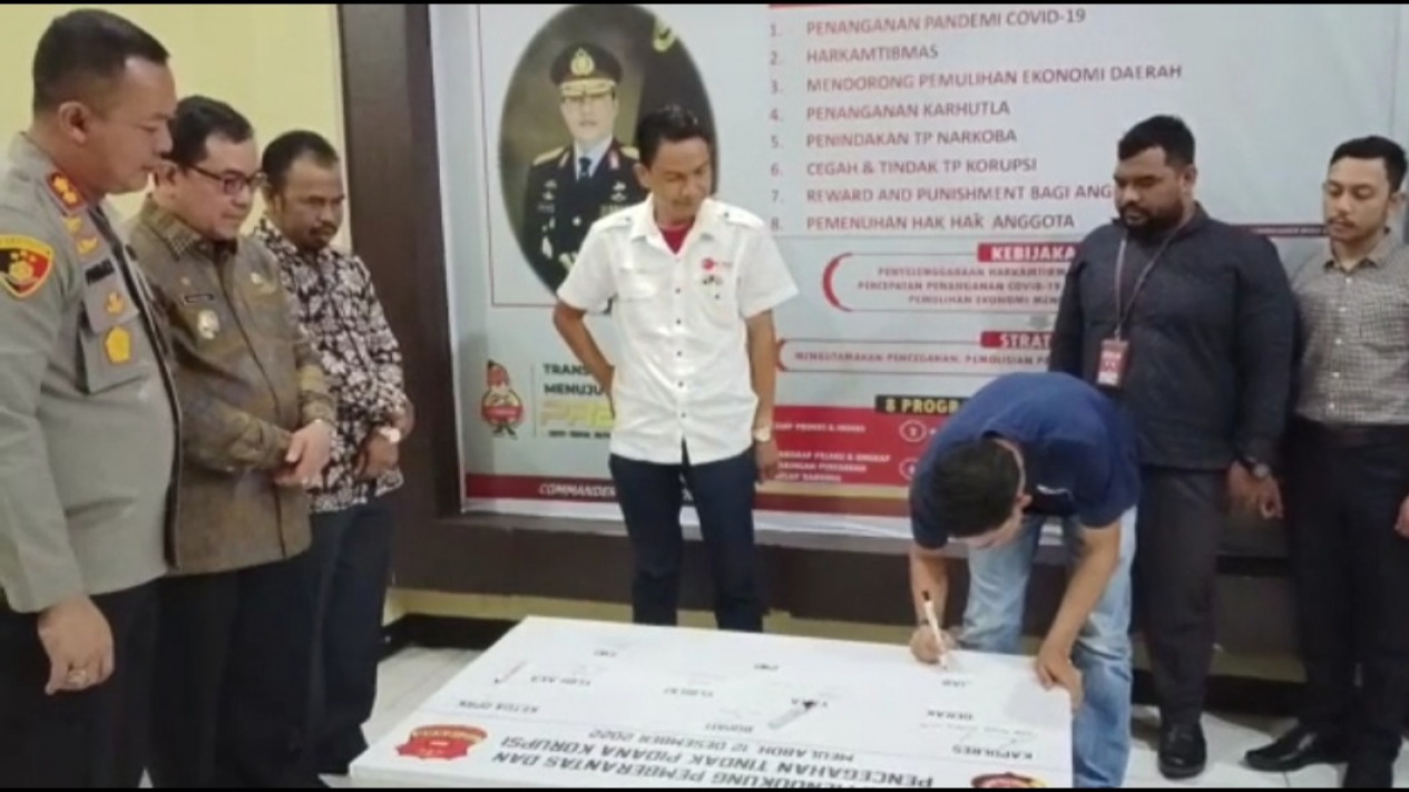 Polres Aceh Barat Bentuk Posko Pengaduan Korupsi, Sejumlah Elemen Tanda Tangan Pakta Integritas
            - galeri foto