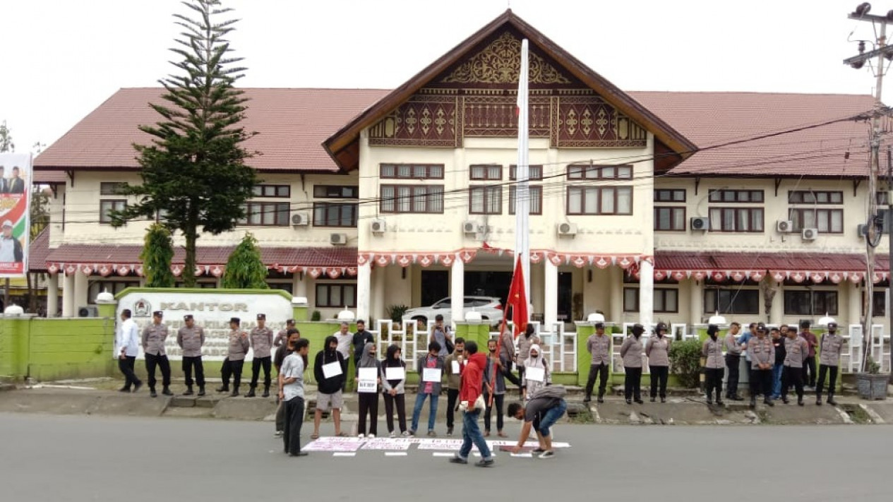 Tolak UU KUHP Baru, Sejumlah Mahasiswa Gelar Aksi Protes di Depan Gedung DPRK Aceh Barat
            - galeri foto