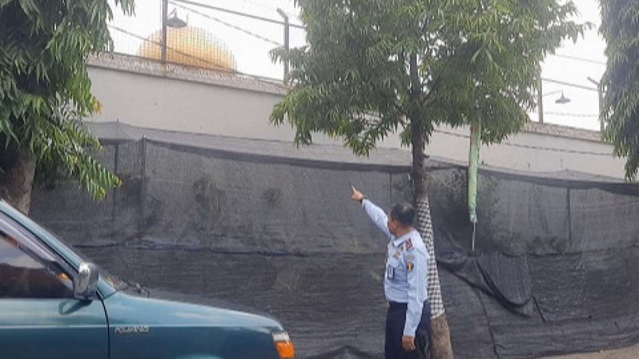 Nyangkut di Genteng, 108 Gram Sabu Gagal Diselundupkan ke Dalam Lapas Mojokerto
            - galeri foto