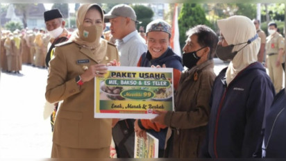 Serahkan Bantuan Sosial ke Warga Tak Mampu, Walikota Batu Pesan untuk Kembangkan Usaha