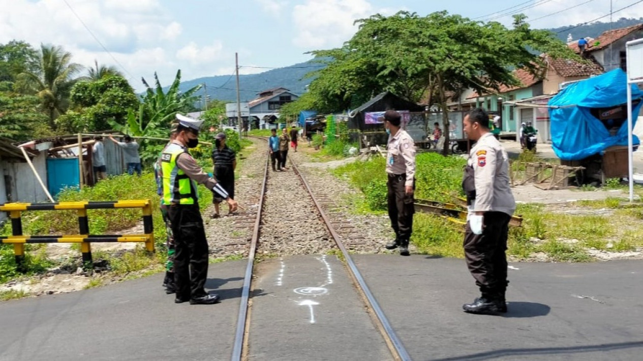 Cegah Kecelakaan di Perlintasan Sebidang Kereta Api Wisata Polisi Tambah Rambu dan Penjagaan
            - galeri foto