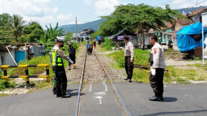 Cegah Kecelakaan di Perlintasan Sebidang Kereta Api Wisata Polisi Tambah Rambu dan Penjagaan