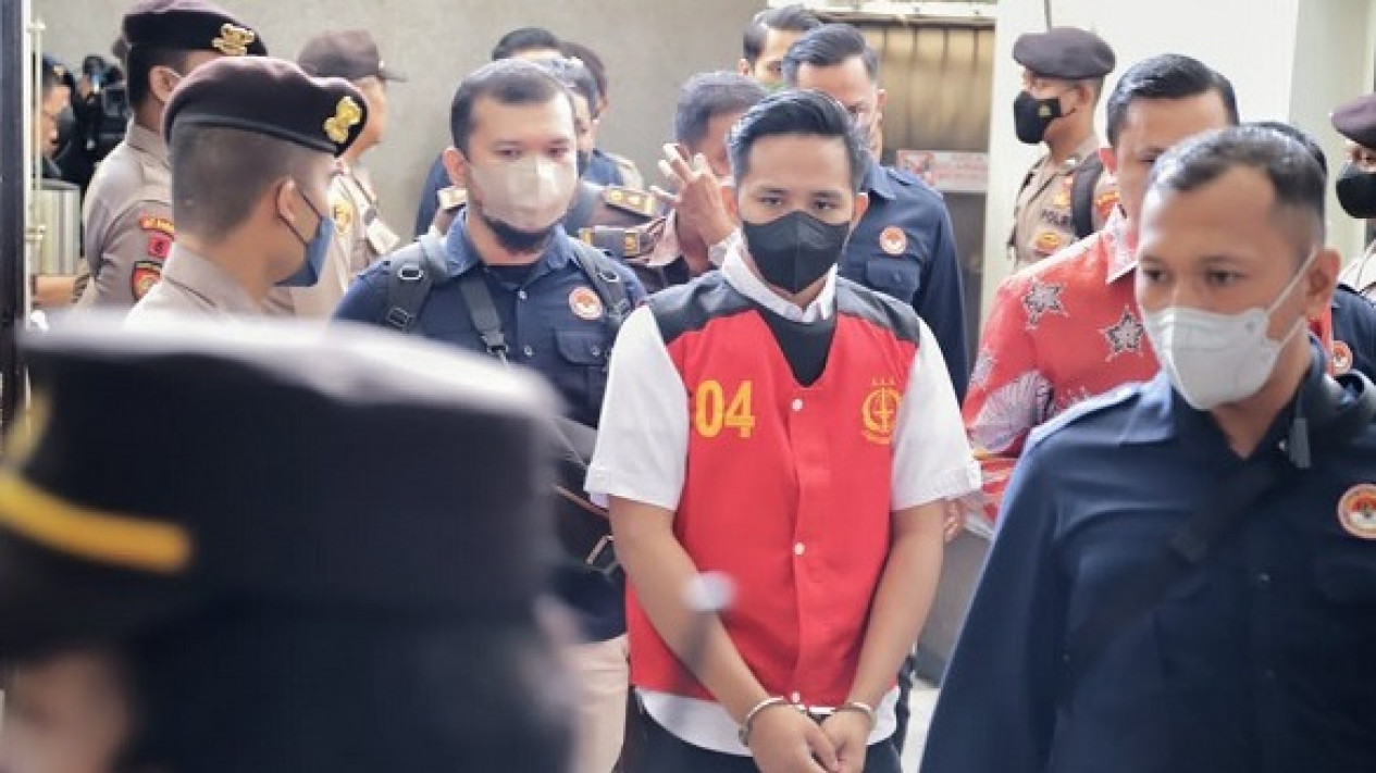 Isi Chat Bharada E dan Tunangannya Jadi Bukti Ferdy Sambo Siapkan 3 Iphone dan Uang Rp1 Miliar
            - galeri foto