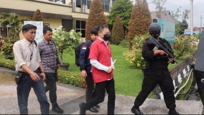 Style Parlente Dibalut Baju Tahanan, Bos Judi Online Cemara Asri, Jonni Alias Apin Bakim Diantar ke Kejari dengan Pengawalan Ketat