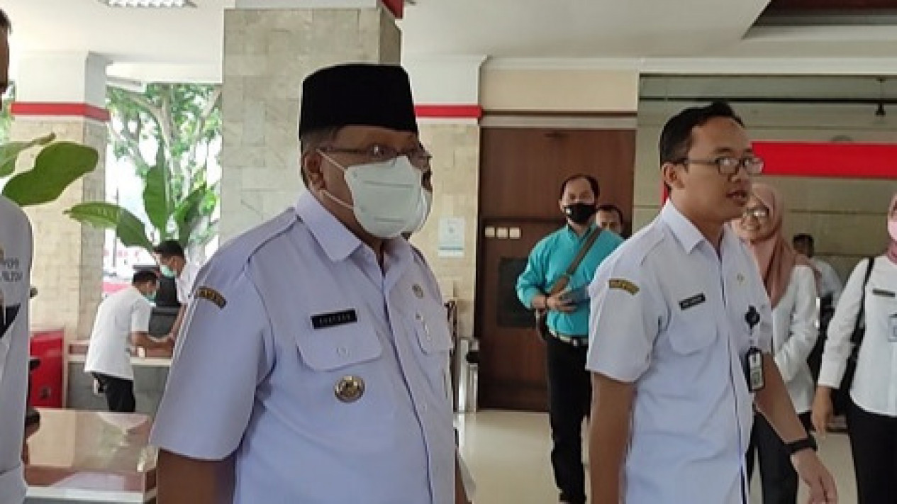 Dua Hari Pascaperampokan di Rumah Dinas, Wali Kota Blitar Kembali Masuk Kerja
            - galeri foto