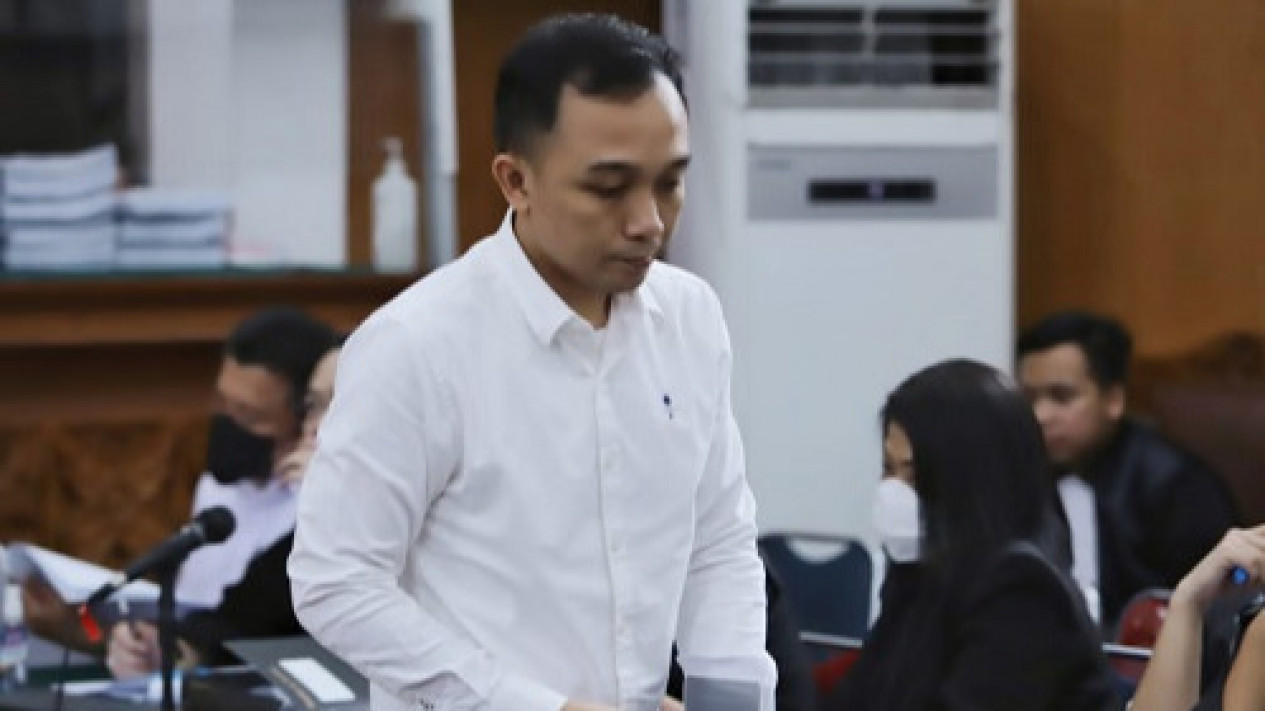 Ricky Rizal Bersumpah Tidak Melihat Ferdy Sambo Tembak Brigadir J
            - galeri foto