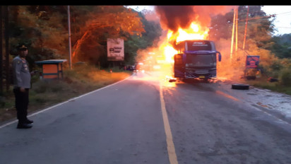 Bus Pariwisata Membawa Rombongan Ibu-Ibu DPRD Tebakar di Lintas Sumatera