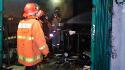 Gara Gara Konsleting Listrik, Sebuah Bangunan Ruko di Kebomas Gresik Ludes Terbakar