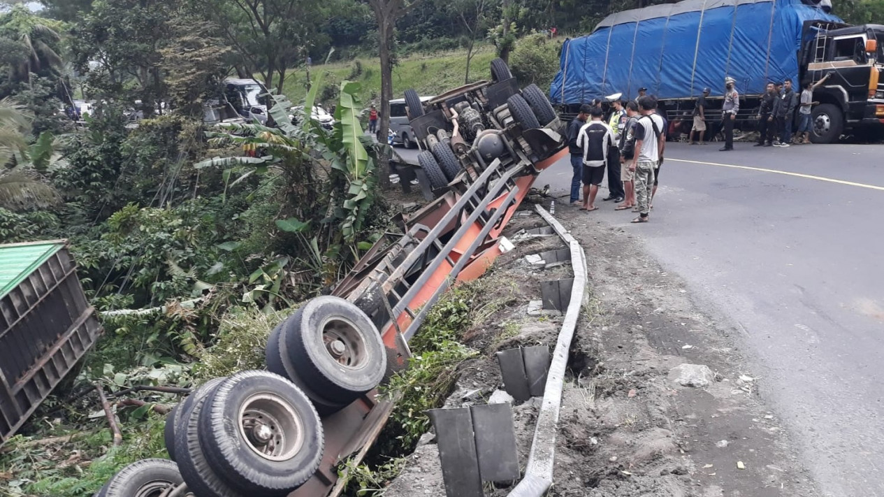 Sopir Hilang Kendali Truk Kontainer Terguling di Jalan Raya Ambarawa - Magelang
            - galeri foto