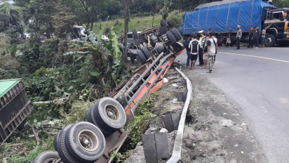 Sopir Hilang Kendali Truk Kontainer Terguling di Jalan Raya Ambarawa - Magelang