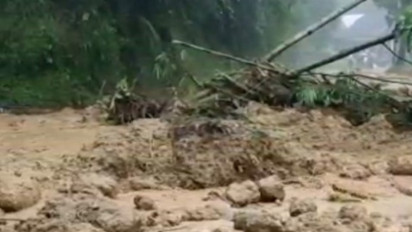 Jalan Provinsi di Cisompet Garut Tertutup Longsor