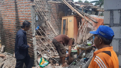 Kayu Penyanga Atap Rumah Lapuk, Sebabkan Sebuah Rumah di Mojokerto Ambruk dan Timpa Penghuni