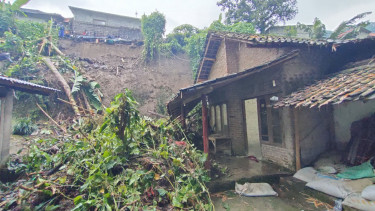 Dua Jam Diguyur Hujan Lebat, Tebing Setinggi 15 Meter Longsor Timpa Rumah Warga di Magetan