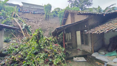 Dua Jam Diguyur Hujan Lebat, Tebing Setinggi 15 Meter Longsor Timpa Rumah Warga di Magetan
