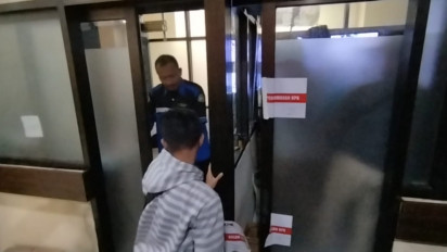 KPK Bawa Barang Bukti Rekaman CCTV DPRD Jatim, 3 Ruangan Disegel