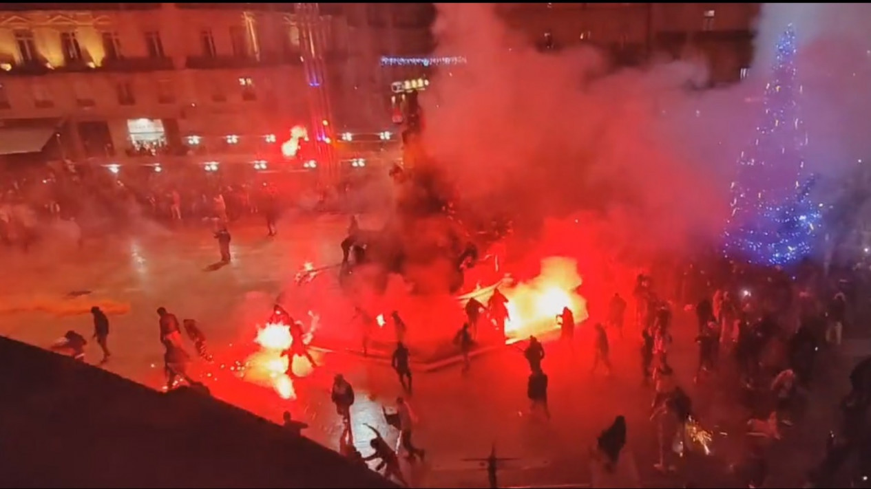 Seorang Bocah Tewas Ditabrak Mobil Sesudah Pertandingan Prancis vs Maroko
            - galeri foto