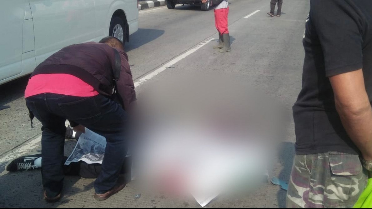 Terjatuh Saat Menyalip, Pemotor Meninggal Tertabrak Truk di Depan Terminal Mangkang Semarang
            - galeri foto