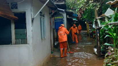 14 KK Warga Cilandak Timur Dievakuasi Akibat Banjir 1,6 Meter