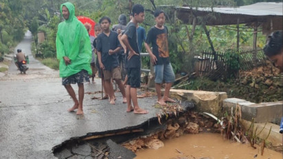 Diterjang Banjir Bandang, Jalan Alternatif Penghubung Pati-Kudus-Grobogan Ambrol