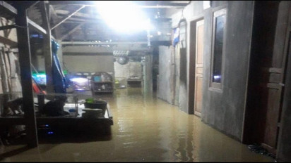 Sedikitnya Puluhan Rumah Warga Satu Kelurahan di Pamekasan Madura Jawa Timur Tergenang Banjir