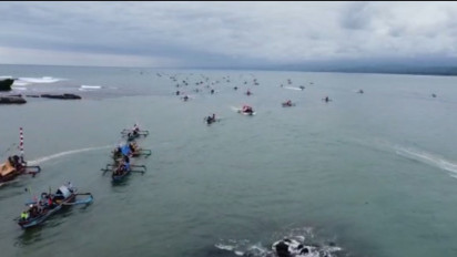 Hajat Laut Selatan Garut, Ratusan Perahu Nelayan Konvoi Syukuran di Laut