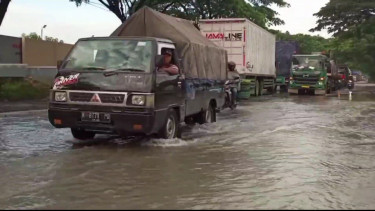 Dua Titik Tanggul di Sungai Ketitang Wetan Jebol, Jalan Pantura PatiâRembang Terendam Banjir