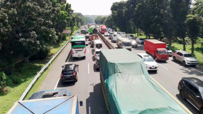 Ada Truk Pasir Terguling, Jalan Tol Semarang Arah Solo Macet Total