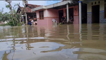Banjir di Desa Ketitang Wetan Pati Belum Surut, Warga Bertahan di Rumahnya