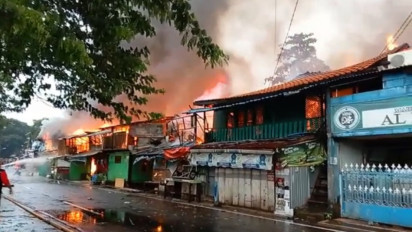 Kebakaran Hebat Melanda Sejumlah Bangunan Tempat Tinggal di Pangkalan Bambu Manggarai Utara, 26 Unit Damkar Dikerahkan