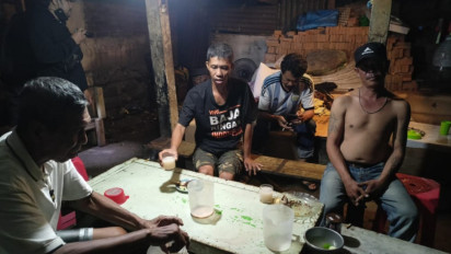 Sedang Asyik Minum Ballo Sampai Mabok, Puluhan Warga Rappocini Kena Apes Bimbingan Rohani dari Ulama dan Polisi