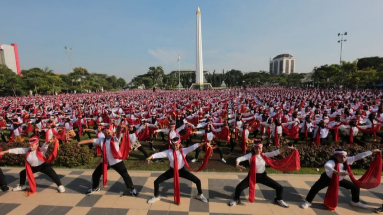 65.946 Pelajar SD-SMP Menari Remo di Surabaya, Pecahkan Rekor MURI
            - galeri foto