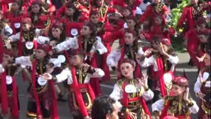 Pecahkan Rekor Muri, 50 Ribu Pelajar SD dan SMP Ikuti Tari Remo Massal di Jembatan Suroboyo